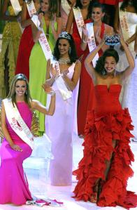 L’ancienne Miss Monde, Azra Akin, l&egrave;ve bien haut la couronne avant de la remettre &agrave; la nouvelle &eacute;lue, Miss Irlande, Rosanna Davison.